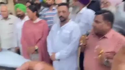 ਜਲੰਧਰ 1: ਲਤੀਫੂਰੇ ਵਿਖੇ ਬੰਦ ਪਈ ਸੜਕ ਨੂੰ ਖੋਲਣ ਲਈ ਵੱਖ-ਵੱਖ ਇਲਾਕੇ ਦੇ ਲੋਕਾਂ ਨੇ ਕੀਤੀ ਮੀਟਿੰਗ ਆਪ ਦੇ ਚੇਅਰ ਪਰਸਨ ਨੂੰ ਸੌਂਪਿਆ ਮੰਗ ਪੱਤਰ