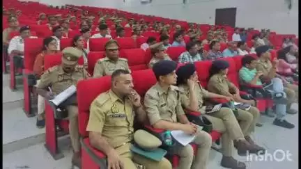 कासगंज: पुलिस लाइन में एसपी ने कावड़ यात्रा में लगे पुलिस कर्मियों को किया ब्रीफ, प्रशासनिक अधिकारी भी रहे मौजूद