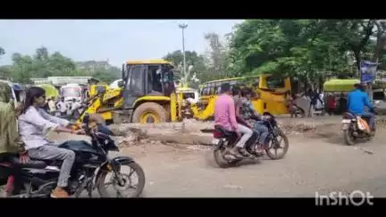 नरसिंहगढ़: बस स्टैंड नरसिंहगढ़ पर नगर पालिका ने अतिक्रमण के विरुद्ध की कार्रवाई, बुलडोज़र की मदद से हटाया गया अतिक्रमण