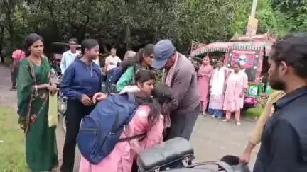 बाघमारा/कतरास: राजगंज में छात्रवृत्ति प्रमाण पत्र वितरण के दौरान छात्रों ने किया जमकर हंगामा