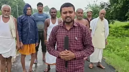 करछना: लोंहदी ग्राम सभा में चार माह पूर्व लाखों की लागत से बनाई गई सड़क हुई क्षतिग्रस्त,ग्रामीणों में आक्रोश #Jansamasya