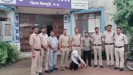 नरवर: हत्या के प्रयास के मामले में फ़रार चल रहे एक आरोपी को नरवर पुलिस ने कट्टा और जिंदा कारतूस के साथ किया गिरफ्तार