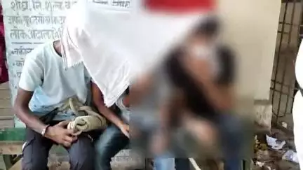 ताजपुर: बंगरा थाने की पुलिस ने तीन युवकों को चोरी की टोटो और मोटरसाइकिल के साथ गिरफ्तार किया