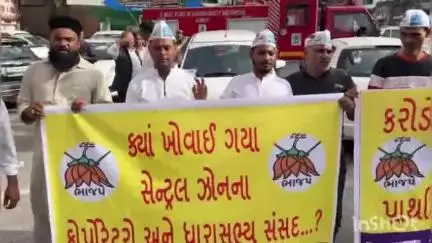 મોગલીસરા ખાતે આમ આદમી પાર્ટી દ્વારા વિરોધ કરવામાં આવ્યો, "રોડ નહિ તો વેરો નહિ" ના બેનરો સાથે વિરોધ