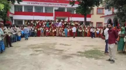 कस्बा: कस्बा के +2 उत्क्रमित उच्च विद्यालय बिशनपुर में छात्र-छात्राओं ने पेंशन धारियों का किया स्वागत