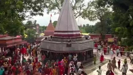 निचलौल: इटहिया पंचमुखी शिव मंदिर पर श्रद्धालुओं का लगा तांता, ड्रोन से हो रही है निगरानी