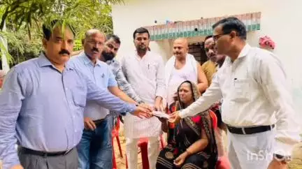 हर्रैया: परसरामपुर विकासखंड के कर्मचारी के निधन पर विकासखंड के कर्मचारियों ने परिवार को ₹110900 की आर्थिक मदद दी