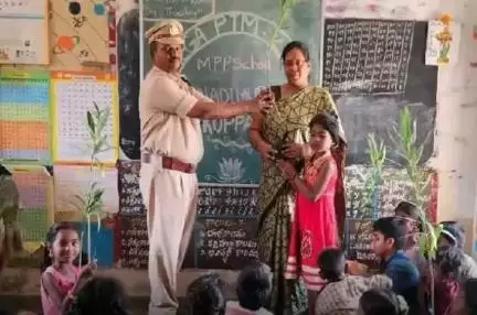 కుప్పం: పాఠశాలలకు మొక్కల పంపిణీ చేసిన ఎఫ్ఆర్ఓ జయశంకర్