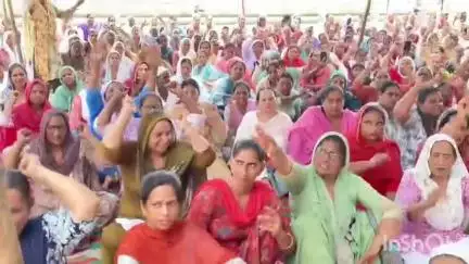 ਤਰਨਤਾਰਨ: ਤਰਨਤਾਰਨ ਵਿਖੇ ਆਂਗਨਵਾੜੀ ਵਰਕਰਾਂ ਵੱਲੋਂ ਆਪਣੀਆਂ ਮੰਗਾਂ ਨੂੰ ਲੈਕੇ ਡਿਪਟੀ ਕਮਿਸ਼ਨਰ ਦਫ਼ਤਰ ਦੇ ਬਾਹਰ ਧਰਨਾ ਦੇ ਕੇ ਕੀਤਾ ਗਿਆ ਰੋਸ ਪ੍ਰਦਰਸ਼ਨ