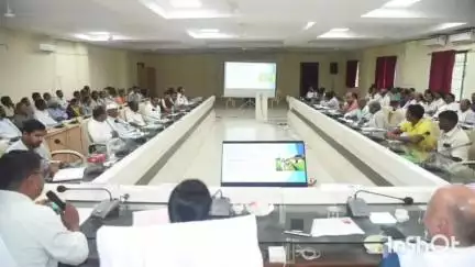 उदयपुर: अंबिकापुर कलेक्टर सभाकक्ष में राष्ट्रीय सहकारी विकास निगम द्वारा प्रबंधक और कृषकों हेतु प्रशिक्षण सह कार्यशाला का आयोजन