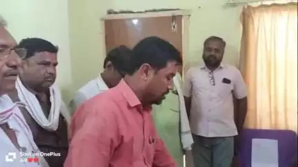 सोनपेठ: कृषि अधिकारी उपस्थित नसल्याने कृषी अधिकाऱ्याच्या खुर्चीला निवेदन चिटकवून शेतकऱ्यांनी केला निषेध