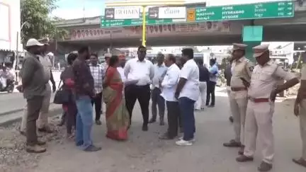 ஓசூர்: பாகலூர் சாலையில் நடந்து வரும் சாலை விரிவாக்க பணிகளை நேரில் பார்வையிட்டு அதிகாரிகளை வலியுறுத்திய மாவட்ட ஆட்சியர்
