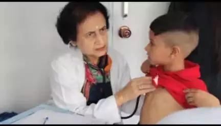 नरेन्द्रनगर: एम्स का स्टाफ ब्यासी रेल परियोजना में लगे श्रमिकों का स्वास्थ्य परीक्षण करने पहुंचा, निदेशक भी शिविर में रहीं उपस्थित
