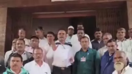 चंदगड: चंदगड तालुक्यातून शक्तिपीठ महामार्ग जाऊ नये, एडवोकेट संतोष मळवेकर यांच्या सह शेतकऱ्यांचे तहसीलदारांना निवेदन