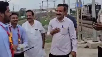 तिल्दा: तिल्दा रेलवे स्टेशन में बाबाधाम जाने वाली स्पेशल ट्रेन का स्वागत, ट्रेन चालक और परिचालक हुए अति प्रसन्न