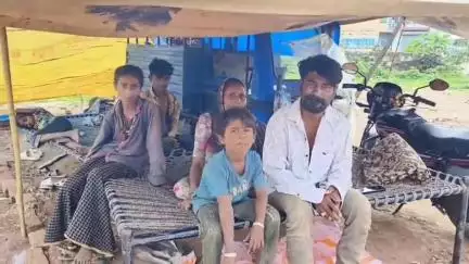 डूंगरपुर: सिंटेक्स चौरहे के निकट एक माह से रह रहे घुमंतू परिवार के डेरे से अज्ञात बदमाशों ने अल सुबह वारदात को दिया अंजाम