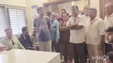 કેશોદ: વોર્ડ નંબર બે ના રહીશો ને પ્રાથમિક સુવિધા ન મળતી હોવાને લઈને નગરપાલિકા કચેરી ખાતે રજૂઆત કરવા પહોંચ્યા#jansamsya