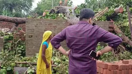 বলরামপুর: পাবলিক অ্যাপসে প্রকাশিত খবরের জের খেঁকরিডি গ্রামে বৃদ্ধার ভেঙে পড়া নির্মিয়মান আবাস যোজনার বাড়ি পরিদর্শনে BDO