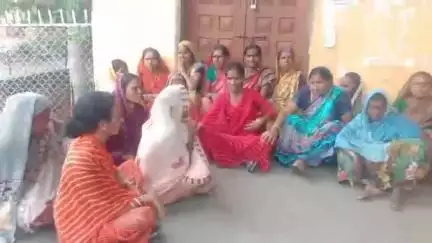 मुक्ताईनगर: मूलभूत सुविधा मिळत नसल्याने मुक्ताईनगरच्या अंतुरली ग्रामस्थांनी ग्रामपंचायतला लावले कुलूप केलं आंदोलन