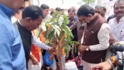 सांवेर: मुख्यमंत्री ने इंदौर में 'एक बगिया मां के नाम' अभियान का शुभारंभ किया, केसर बाग़ में लगेंगे 51 हजार पौधे