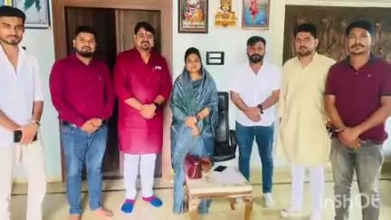 पुष्पराजगढ़: राजेंद्रग्राम में भाजपा युवा मोर्चा के जिला अध्यक्ष रविंद्र राठौर और कार्यकर्ताओं ने सांसद हिमाद्री सिंह से की मुलाकात