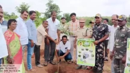 సిరిసిల్ల: గోరంటాల్ల గ్రామంలో వన మహోత్సవంలో భాగంగా మొక్కలు నాటిన అటవీశాఖ డిప్యూటీ రేంజ్ అధికారి అంజలి