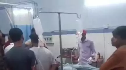 चौसा: तेज रफ्तार मोटरसाइकिल की टक्कर से ई-रिक्शा चालक व मोटरसाइकिल सवार घायल, सदर अस्पताल में भर्ती