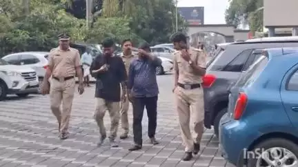 മൂവാറ്റുപുഴ: വാഴക്കുളം ചെമ്പറക്കയിൽ അഞ്ച് കിലോ കഞ്ചാവുമായി രണ്ട് ഇതര സംസ്ഥാന തൊഴിലാളികളെ പോലീസ് പിടികൂടി