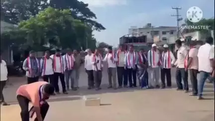 సత్తుపల్లి: కాంగ్రెస్ పార్టీ బీసీలకు 42 శాతం రిజర్వేషన్ ఆమోదంపై సత్తుపల్లిలో బీసీ సంఘం నాయకులు సంబరాలు