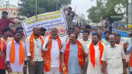 చెన్నూరు: చెన్నూరు పట్టణంలో ట్రాక్టర్ యజమానుల సమ్మె