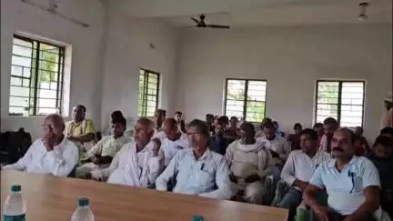 डोभी: मोटे अनाज की खेती को लेकर ई-किसान भवन डोभी में किसानों के बीच बीज वितरण