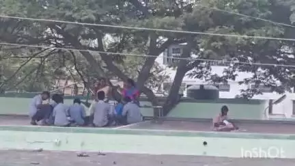 திருப்பூர் தெற்கு: வீரபாண்டி அரசு மேல்நிலைப் பள்ளி மாணவர்களுக்கு போதிய இடவசதி இல்லாததால் மொட்டை மாடியில் கல்வி பயிலும் அவலம்