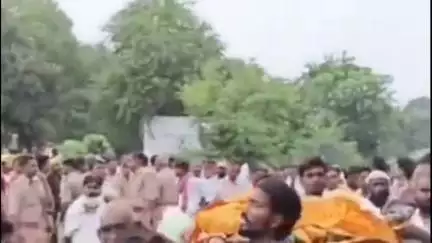 सोरांव: पडिला महादेव के पास बाइक की टक्कर से महिला की मौत, परिजनों ने शव रखकर किया चक्का जाम