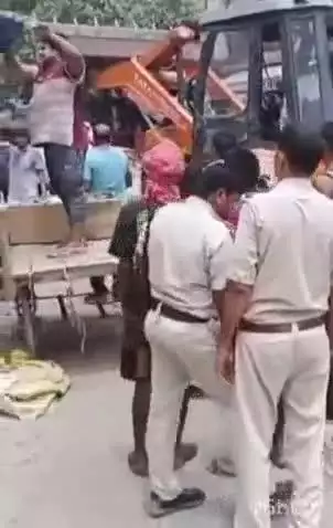 सोनपुर: छपरा कचहरी पथ में 4 घंटे चला प्रशासन का बुलडोजर, मौना चौक तक 170 अतिक्रमित दुकान को हटाया गया