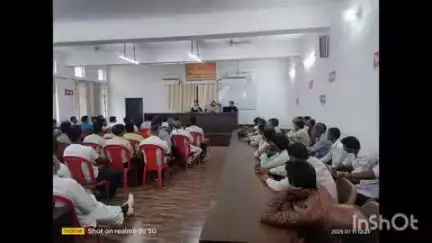 मीरगंज: मीरगंज तहसील सभागार में एसडीएम ने कोटेदारों के साथ बैठक की, फैमिली आईडी पर दिया जोर