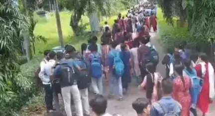 তমলুক: বাজকুল কলেজের পরীক্ষা শেষে সীতানন্দ কলেজের BJP সমর্থক এক ছাত্র দ্বারা আক্রান্ত হলেন এক ছাত্রী