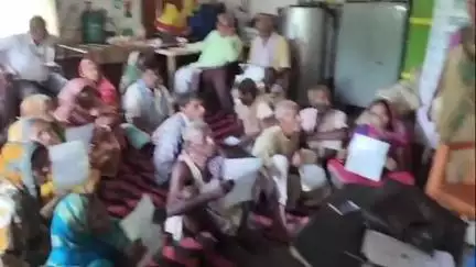 गोविंदपुर: कोरिऔना आंगनबाड़ी केंद्र पर विशेष कार्यक्रम का आयोजन, पेंशनधारियों को पेंशन की बढ़ी राशि की जानकारी दी गई