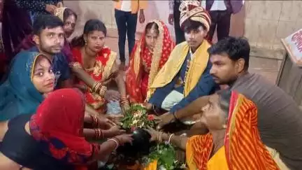 केसरिया: सावन के पहले पावन दिन पर शुक्रवार को केशरनाथ मंदिर केसरिया में श्रद्धालुओं ने जलाभिषेक कर पूजा-अर्चना की