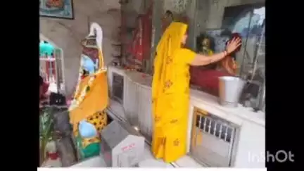 मीरगंज: सावन माह के पहले दिन मीरगंज सिरौली चौराहे के पास शिव मंदिर पर जलाभिषेक के लिए उमड़ी अपार भीड़