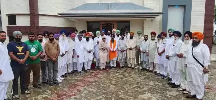 ਬਾਘਾ ਪੁਰਾਣਾ: ਜਥੇਦਾਰ ਤੀਰਥ ਸਿੰਘ ਮਾਹਲਾ ਦੇ ਕੋਰ ਕਮੇਟੀ ਮੈਂਬਰ ਚੁਣੇ ਜਾਣ ਤੇ ਅਕਾਲੀ ਦਲ ਦੇ ਵਰਕਰਾਂ ਤੇ ਅਹੁਦੇਦਾਰਾਂ ਨੇ ਘਰ ਪਹੁੰਚ ਕੇ ਦਿੱਤੀ ਵਧਾਈ