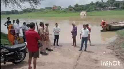 पैलानी: बाढ़ से निपटने के लिए तहसीलदार ने संभाली कमान, बरसते पानी के बीच बाढ़ प्रभावित इलाकों का किया दौरा
