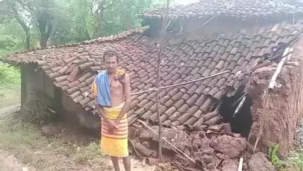 पत्थलगांव: बटुराबहार में भारी बारिश के कारण मिट्टी का मकान गिरा, कोई हताहत नहीं