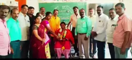 ఉరవకొండ: ఉరవకొండ :ఢిల్లీ శిక్షణ తరగతుల్లో అవార్డు పొందిన వజ్రకరూర్ సర్పంచ్ మోనాలిసాను సన్మానించిన ప్రాథమిక పాఠశాల ఉపాధ్యాయ బృందం
