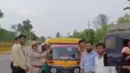 करौली: हेलमेट लगाओ, जान बचाओ अभियान के तहत शहर में ASP गुमनाराम चौधरी व यातायात प्रभारी के नेतृत्व में वाहनों पर लगाए गए स्टीकर