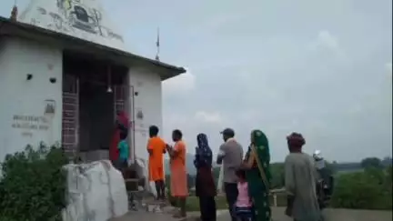 कैरो: प्रखंड के मनोकामना सिद्ध बाबा भोलेनाथ मंदिर में श्रावण मास में श्रद्धालुओं ने की भव्य पूजा-अर्चना