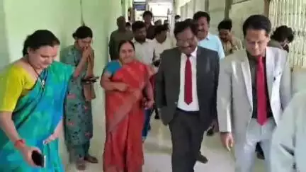కర్నూలు: కర్నూలు మెడికల్ కళాశాలను ఎన్టీఆర్ హెల్త్ యూనివర్సిటీ వైస్. ఛాన్స్ లర్ డాక్టర్. చంద్రశేఖర్ ఆకస్మికంగా తనిఖీ