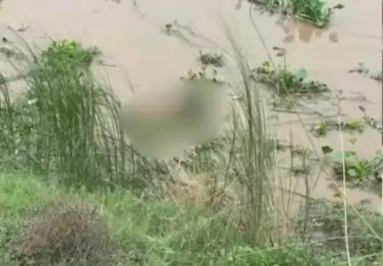 सकलडीहा: बुधपुर गांव के पास गंगा में मिला एक अज्ञात युवक का शव, पुलिस शव की शिनाख्त में जुटी