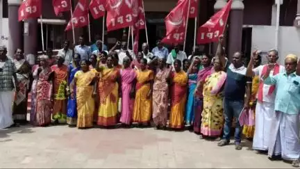 கோவில்பட்டி: தாலுக்கா அலுவலகத்தில் கோயிலுக்கு செல்லும் பாதை ஆக்கிரமிப்பு எனக் கூறி முற்றுகை