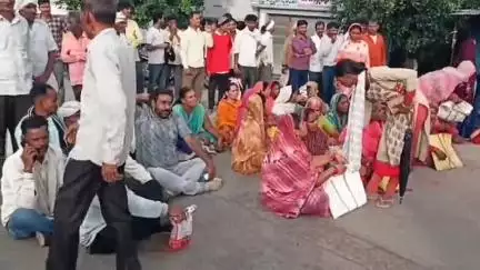 आमला: यूरिया खाद न मिलने पर आमला में किसानों का प्रदर्शन, आमला-बोरदेही मार्ग पर लगाया जाम