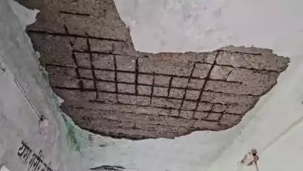 पत्थलगांव: पूर्व माध्यमिक शाला बुढ़ाडांड स्कुल का भवन जर्जर, जान जोखिम में डालकर अध्ययन करने को मजबूर बच्चे
#jansamasya